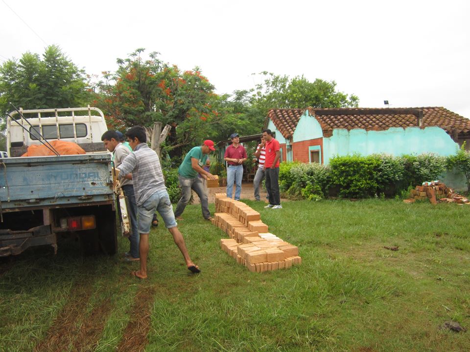 Funcionarios de la Gobernación entregando los materiales de construcción/Foto Gentileza