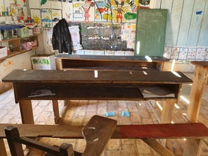 Carencia de muebles, usan este tipo de bancos pedaggicos