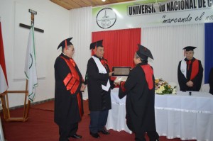 Dr. Juan Samaniego recibe el título