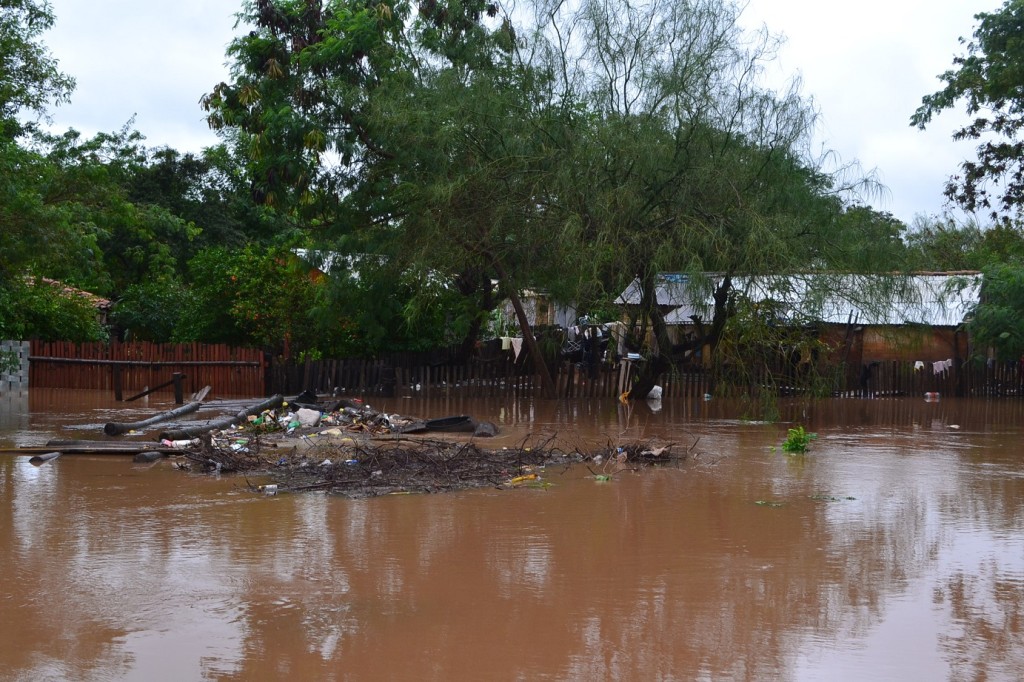 Casas casi desaparecidas en el agua por las inundaciones