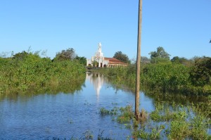 La iglesia de Chaco´i está rodeada de aguas