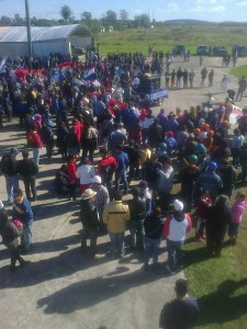 Multitud de vallemienses se manifestaron en el aeropuerto.