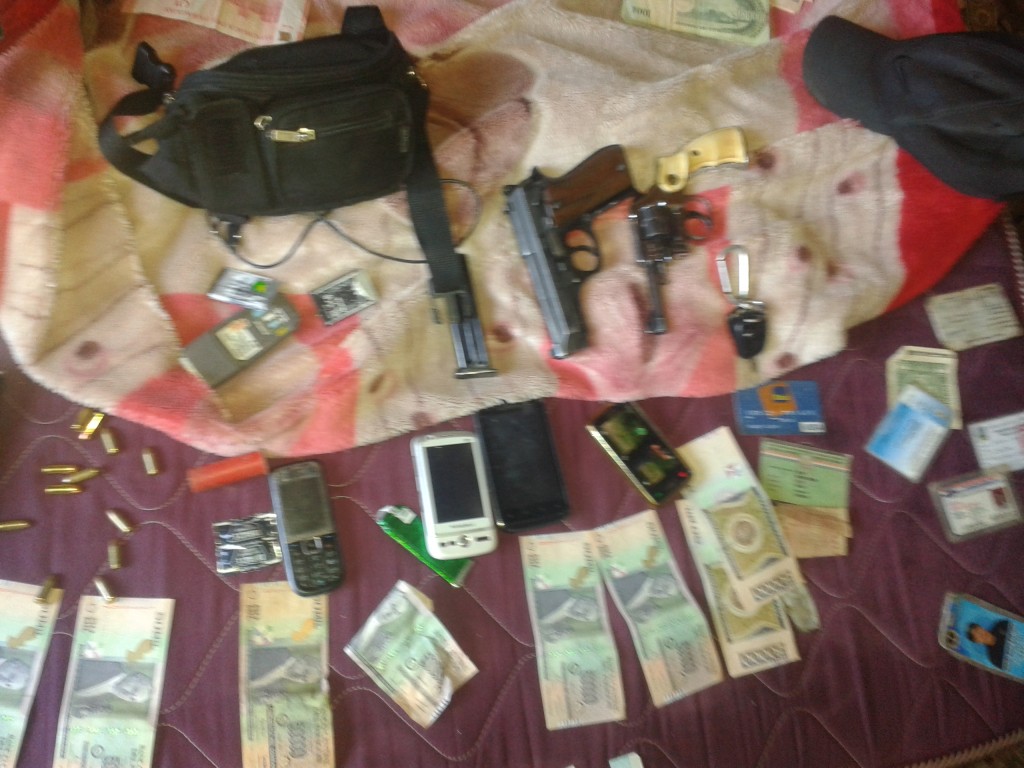 Parte del dinero robado y las armas utilizadas para el asalto/Foto JR/ Concepcionaldia