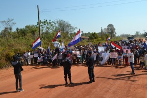 Policía custodia la manifestación de pobladores que cerraron la ruta.
