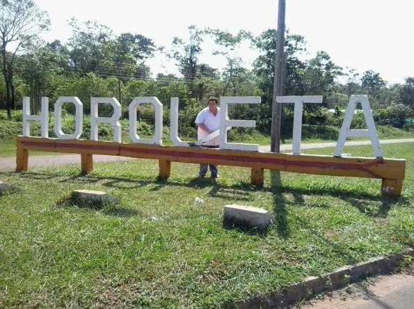 Así quedó el monumento de entrada a la ciudad de Horqueta, a causa aparentemente de jóvenes alcoholizados. / Freddy Rojas, ABC Color