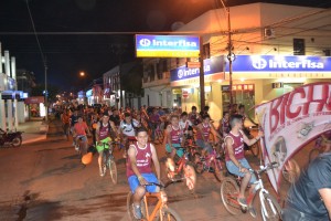 Adhesión. Más de 200 ciclistas recorrieron las calles de Concepción, algunos en móviles de épocas pasadas.