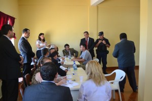 Encuentro. El ministro Óscar Bajac y otras autoridades escuchan a uno de los reclusos.