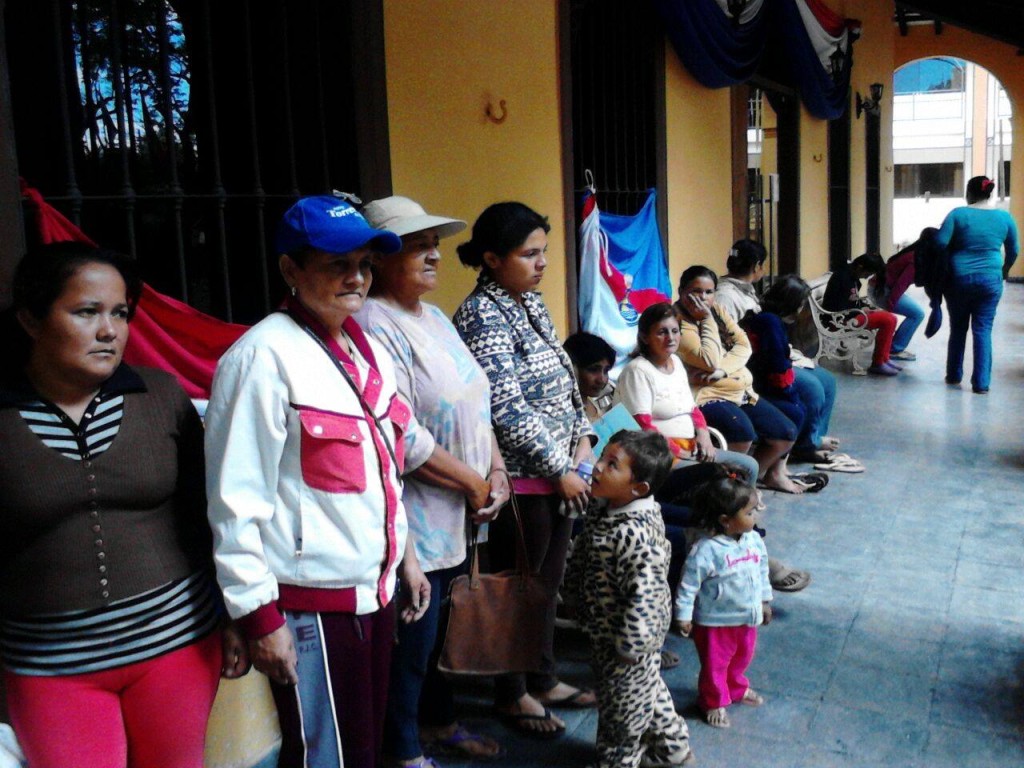 Vecinos del barrio San Antonio frente al local de la Gobernación/Foto Radio Regional