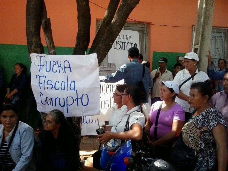 Manifestantes exigiendo la liberación/foto Abc color