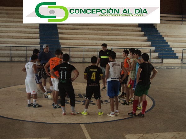 FOTO: Jugadores de Concepción escuchando la primera charla técnica de Gregorio Escobar y Miguel Ocampos.