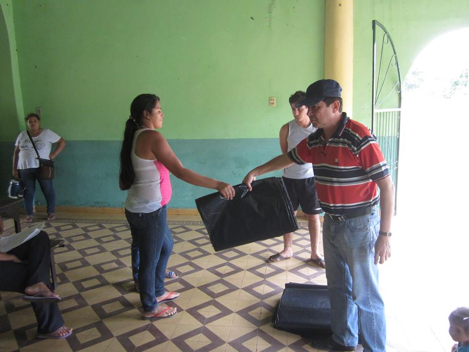 Lic. Samuel Sanguinez entregando carpas 