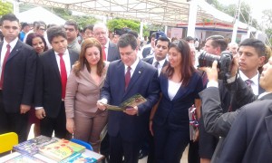 El presidente Horacio Cartes rodeado de autoridades durante el acto