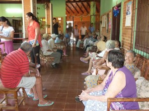 Entrega. Los ancianos del hogar de Concepción también fueron beneficiados con los aportes de la Senadis.