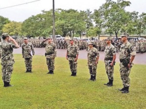 Preparativos. Ayer, en la sede del Comando del Ejército, los efectivos militares recibieron las instrucciones antes de partir rumbo a Arroyito, Concepción.