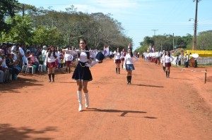 El colegio de Tacuara con sus alumnos.