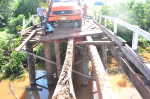 Remiendo. Personal del MOPC repuso la pasarela de madera antigua que se desmoronó, y se volvió a rehabilitar.