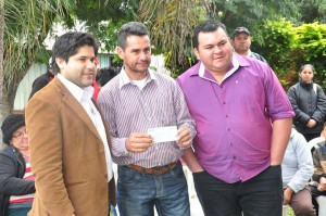 El gobernador entregando el cheque de 50 millones de guaraníes 