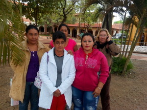 Comitiva. Este grupo de mujeres de San Lázaro llegó a Concepción a pedir ayuda a la Gobernación departamental.