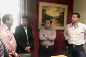 Aldo Coronel (de saco negro) con los diputados Toti Casco y Pedro Alliana. Foto: Gentileza.