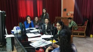 Los jóvenes comentando su iniciativa/Foto: Radio Guyra Campana
