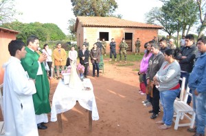 Celebración. Momento en que el sacerdote Rogelio Morel lleva a cabo la misa en Arroyito.