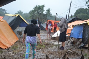 Precario. Las familias soportan ahora las constantes lluvias que empeoran la situación.