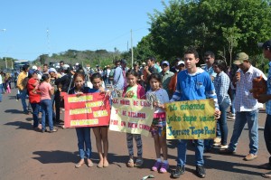 Cierre. Los alumnos de escuelas y colegios también protestaron junto a sus padres.