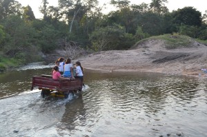 Peligroso. Los pobladores cruzan el arroyo con sus pequeños vehículos o a pie a la espera de un puente.