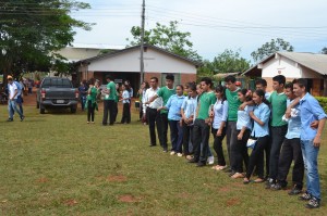 Estudiantes. Los jóvenes que reciben educación en la escuela agrícola durante el acto cumplido en Arroyito.