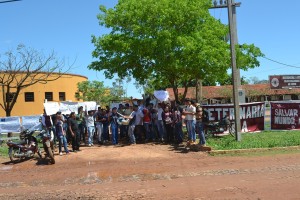 Un grupo de estudiantes inicia una ruidosa manifestación.