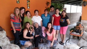 Vitalidad. Doña Cipriana, sentada en el centro, recibió el cariño de sus familiares durante el festejo de cumpleaños.