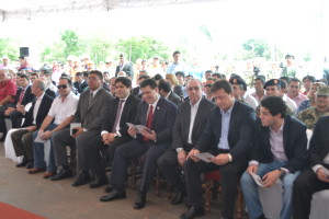 El preisdente Horacio Cartes junto a autoridades y directivos de la firma JBS