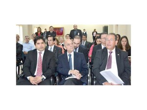 Encuentro. El gobernador Luis Urbieta (izq.), junto al embajador José Felicio y Didier Olmedo.