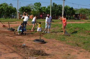 Vecinos reforestando/Foto Freddy Rojas/ABC