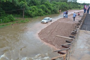 Desborde. El agua del arroyo en el Paso Otero volvió a cubrir el carril habilitado hasta que termine el puente.