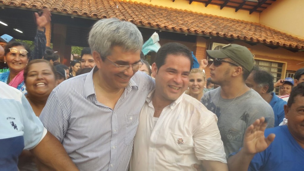 Alejandro Urbieta (Derecha) festejando la victoria a lado el ex intendente José Modesto Araujo.