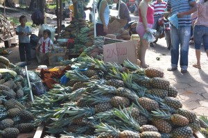 Dulce. Gran cantidad de piñas se ofertan en el mercado de la ciudad de Concepción.