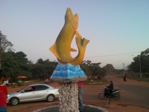 Frente al CREC se encuentra este hermoso monumento al pez 