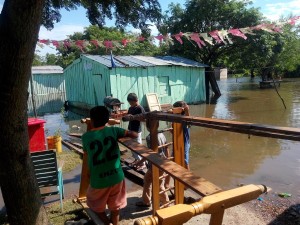 Desolador. Estos niños del barrio Calaverita miran sus viviendas que quedaron inundadas.