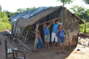 Precaria. Esta es la vivienda donde vive la familia de indígenas que ahora pide la ayuda de las autoridades.