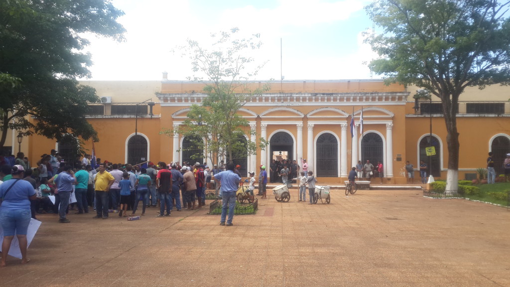 La manifestación se realizò frente al local del municipio