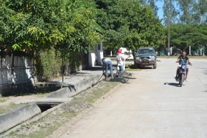 Aseo. El personal de la Municipalidad de San Lázaro realizando la limpieza de la vía pública en la ciudad norteña.