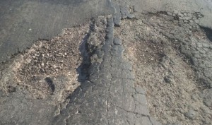 El deterioro se acrecienta en diferentes tramos de la vía. | Foto: Justiniano Riveros  