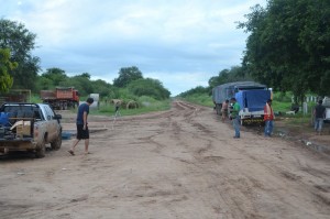 Parados. Camioneros llevaban 15 días varados sin poder avanzar a Fuerte Olimpo.