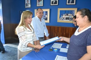 Era otro momento cuando Beatriz Denis recibía con Miguel Dominguez el certificado de concejales ganadores.