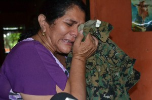 Dolor de madre. Doña Obdulia rompe en llanto mientras se pasa por el rostro un uniforme de su hijo secuestrado.