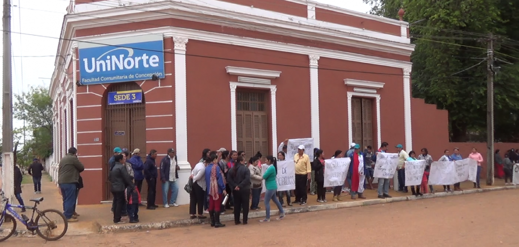 Los integrantes de la contraloria se manifestaron frente al local de la junta municipal