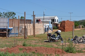 In situ. Los materiales de construcción que se emplearán en las obras ya llegaron al barrio San Marcos de Horqueta.