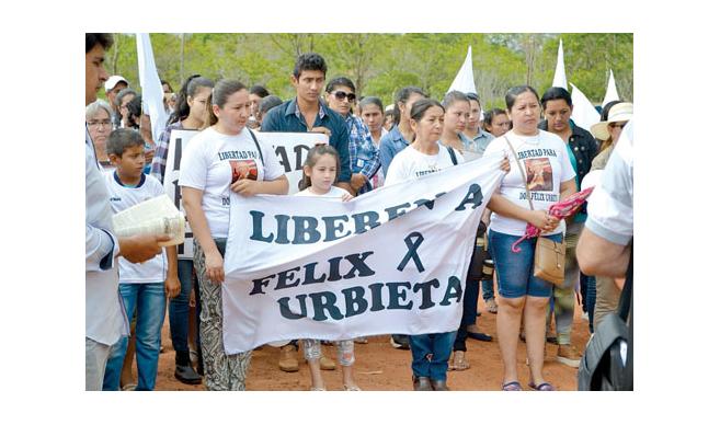 La familia. Pasos lentos y en silencio; solo el murmullo de los rezos acompañaron la marcha