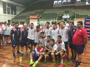 Chicos de la selección paraguaya sub 14 con sus medallas de bronce
